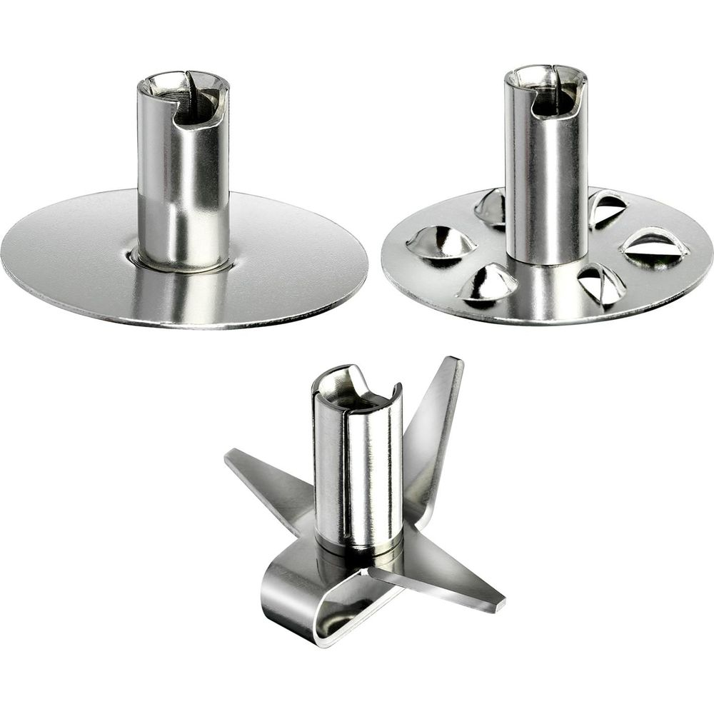 Trzy metalowe ostrza blendera z cylindrycznymi trzonkami na białym tle.