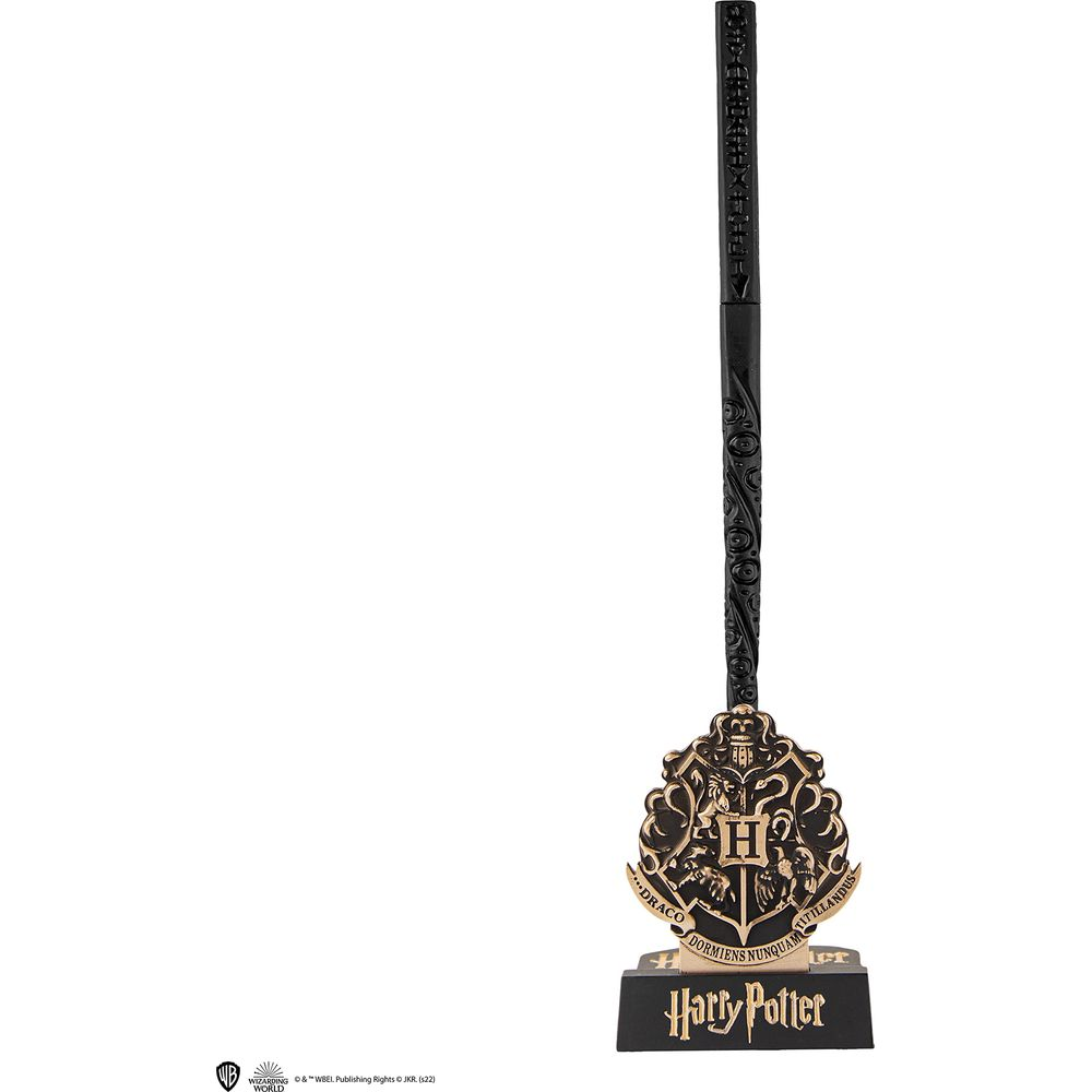 Ein schwarzer Harry Potter Zauberstab mit Hogwarts-Wappen auf einem Sockel.