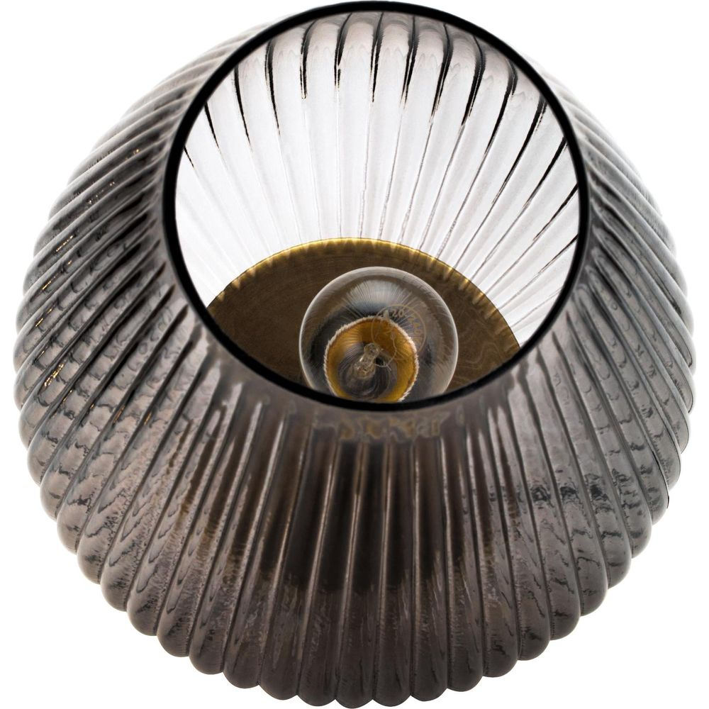 Lampa z ryflowanego szkła z widoczną żarówką żarową.