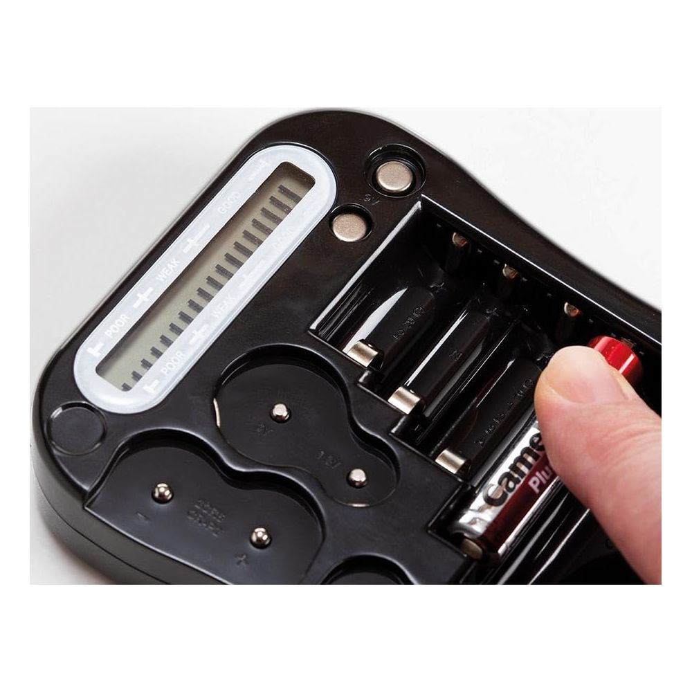 Ein Finger platziert eine Batterie in einem schwarzen Ladegerät mit LCD-Anzeige.