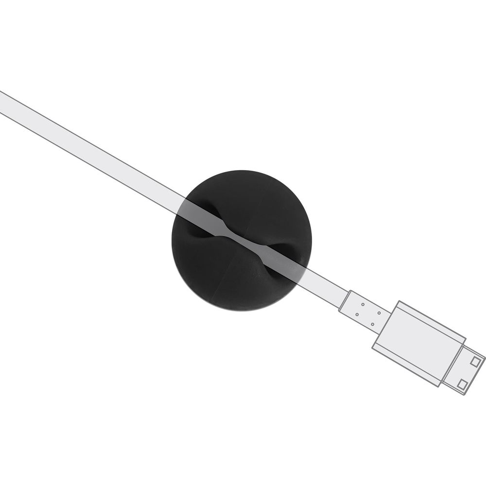 Un organizador de cables negro sujeta un cable transparente con conector USB.