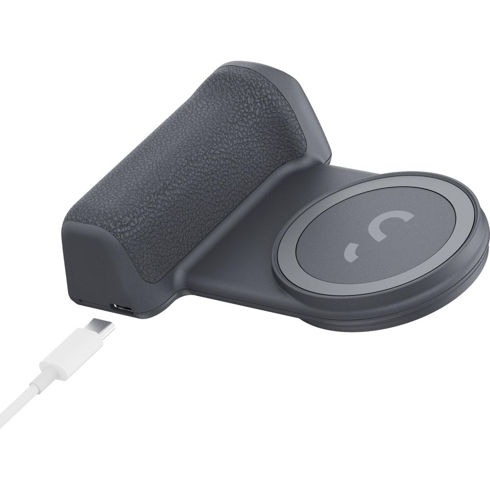 Takılı beyaz USB-C kablosu olan gri kablosuz şarj standı.
