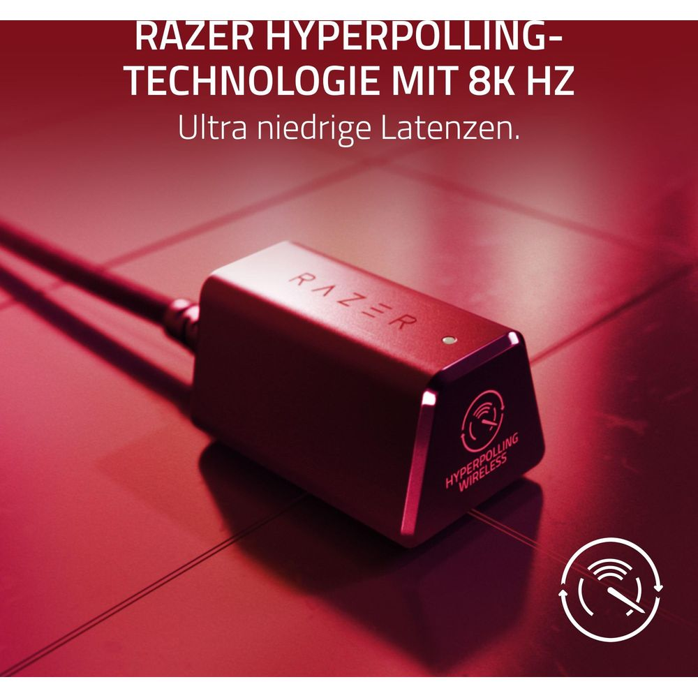 Un dongle wireless Razer Hyperpolling rosso su una superficie rossa.
