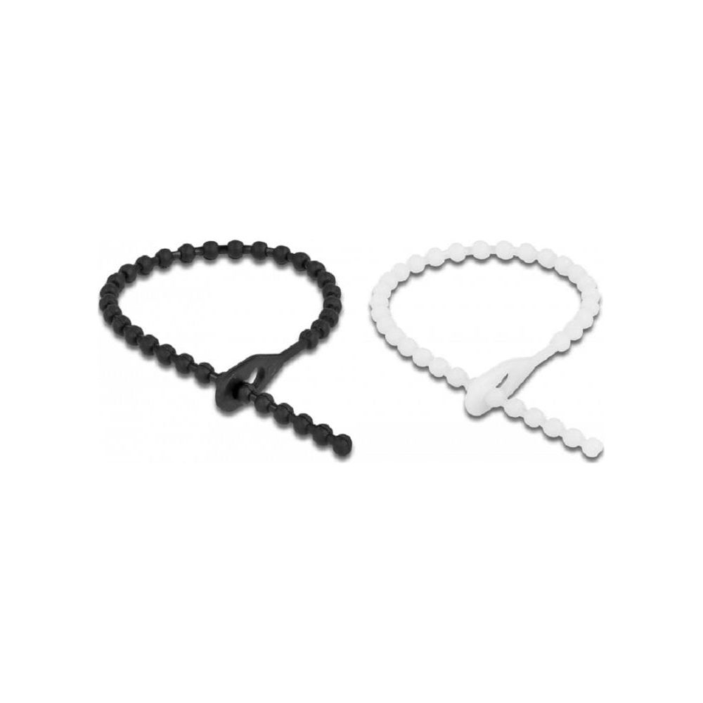 Zwei Perlenarmbänder, eins schwarz, eins weiß, auf weißem Hintergrund.