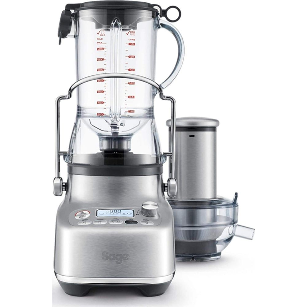 Extracteur de jus argenté avec pichet et écran numérique sur fond blanc.