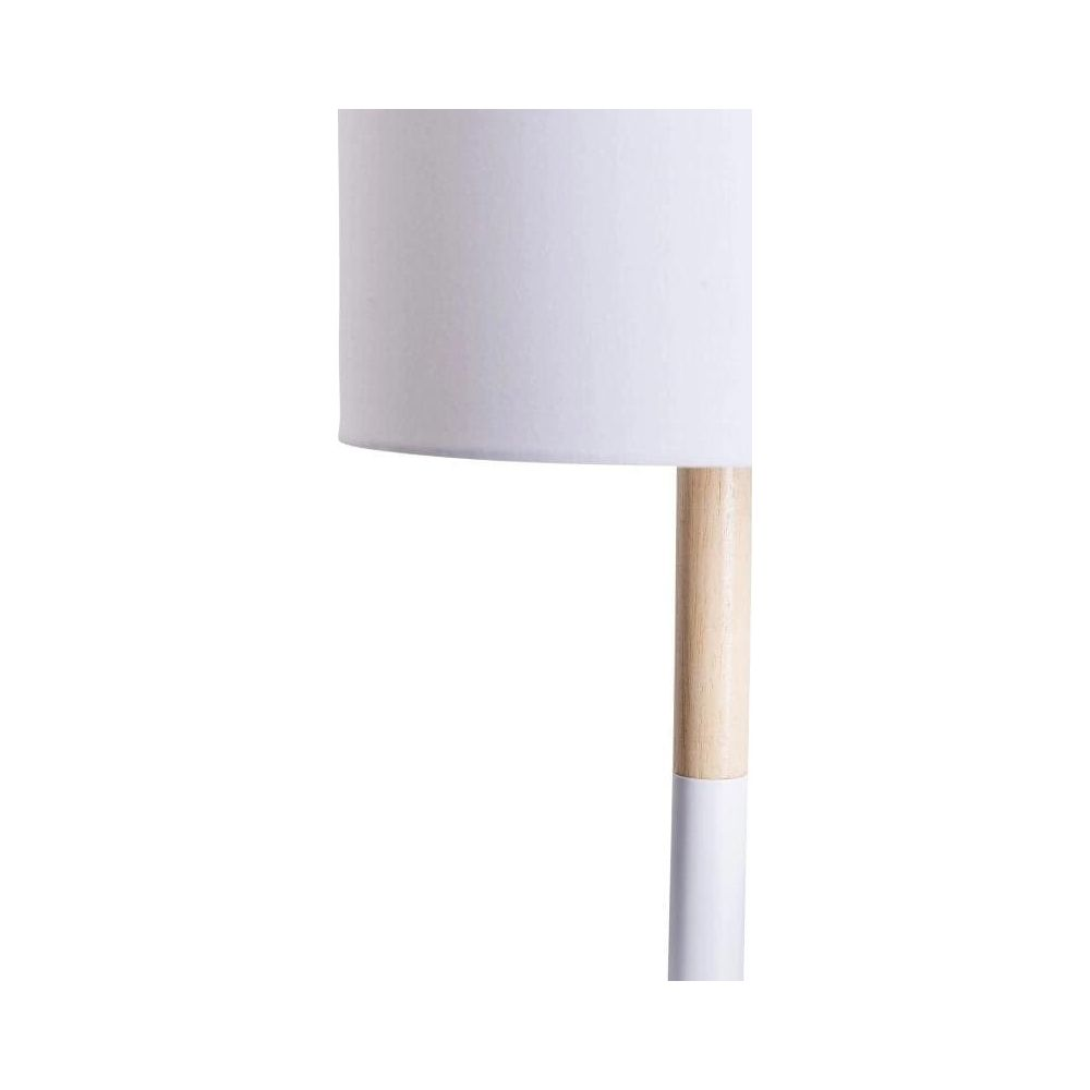 Eine weiße Lampe mit Holzschaft und weißem Sockel.