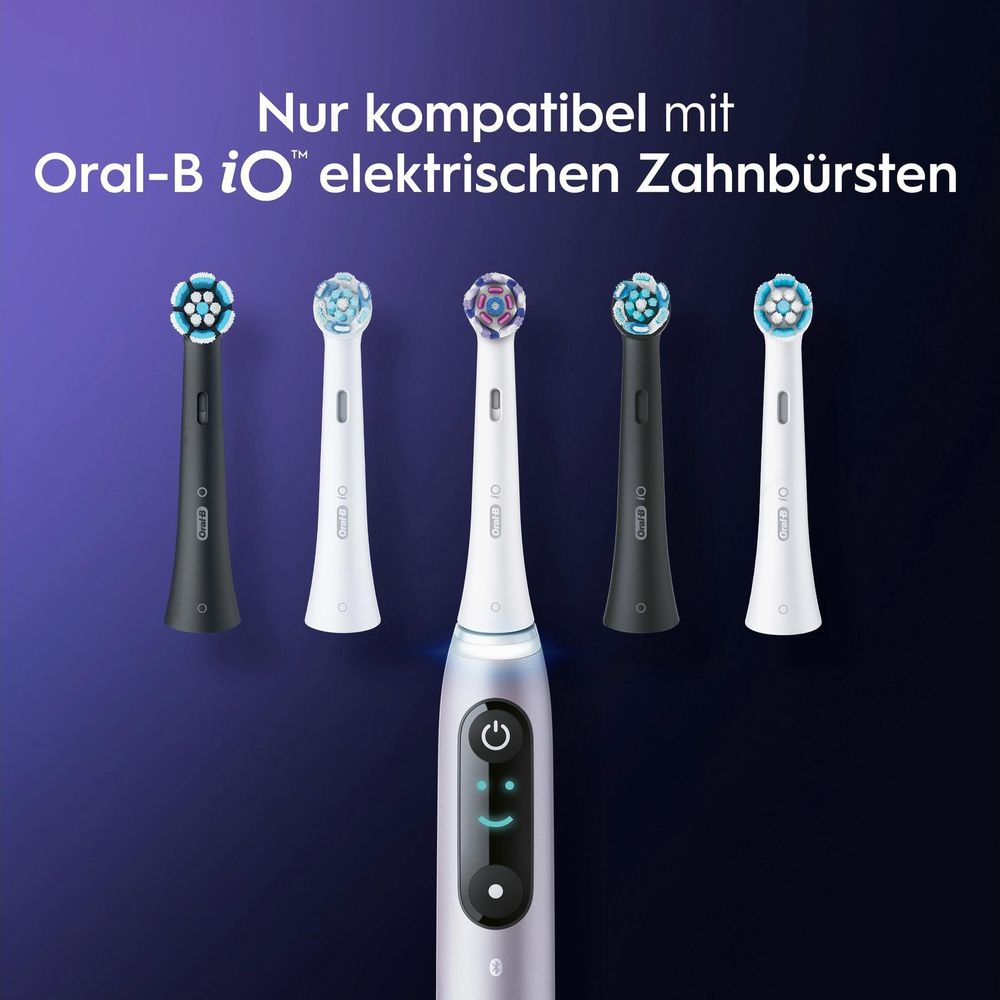 Aufstellung von Zahnbürstenköpfen und einer elektrischen Zahnbürste.