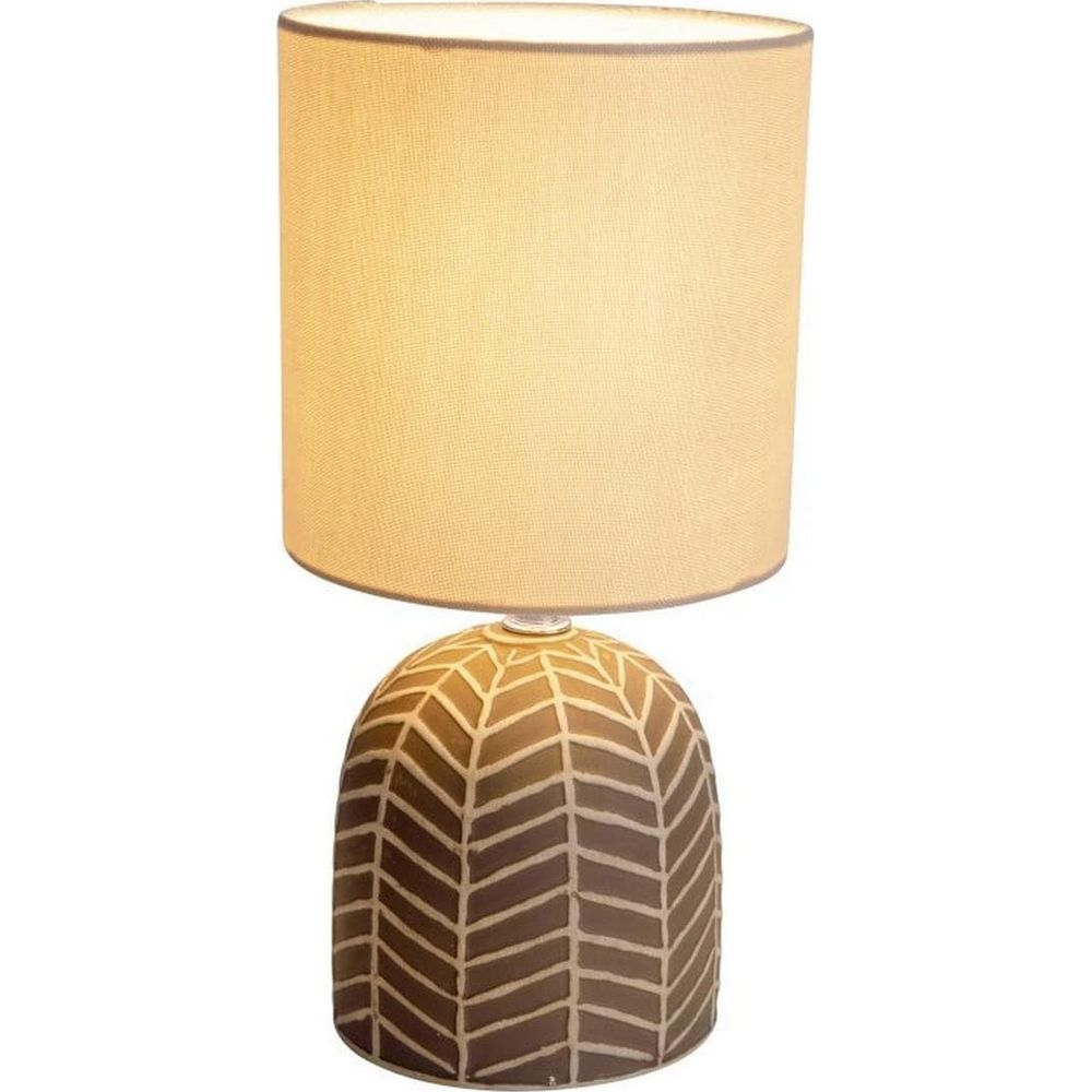 Braune Lampe mit Blattmuster und hellem Schirm.