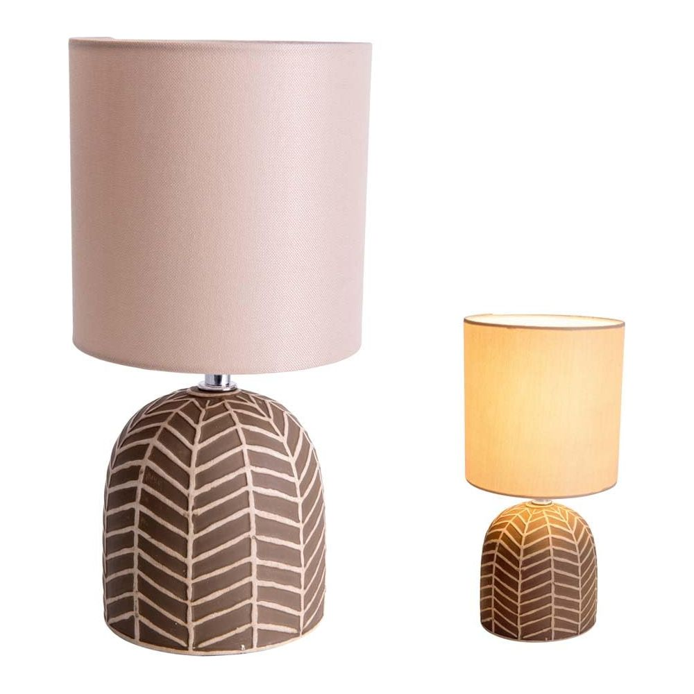 Zwei braune Lampen mit Blattmuster und beige Schirmen auf weißem Hintergrund.