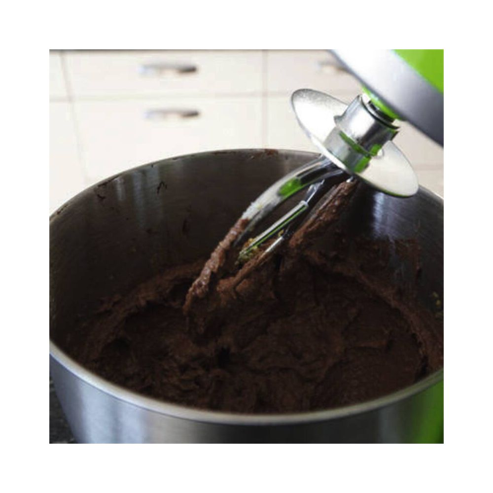 Un mixer mescola impasto al cioccolato fondente in una ciotola d'acciaio inox.