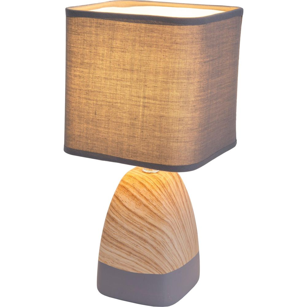 Eine Nachttischlampe mit rechteckigem Schirm und einem Sockel in Holzoptik.