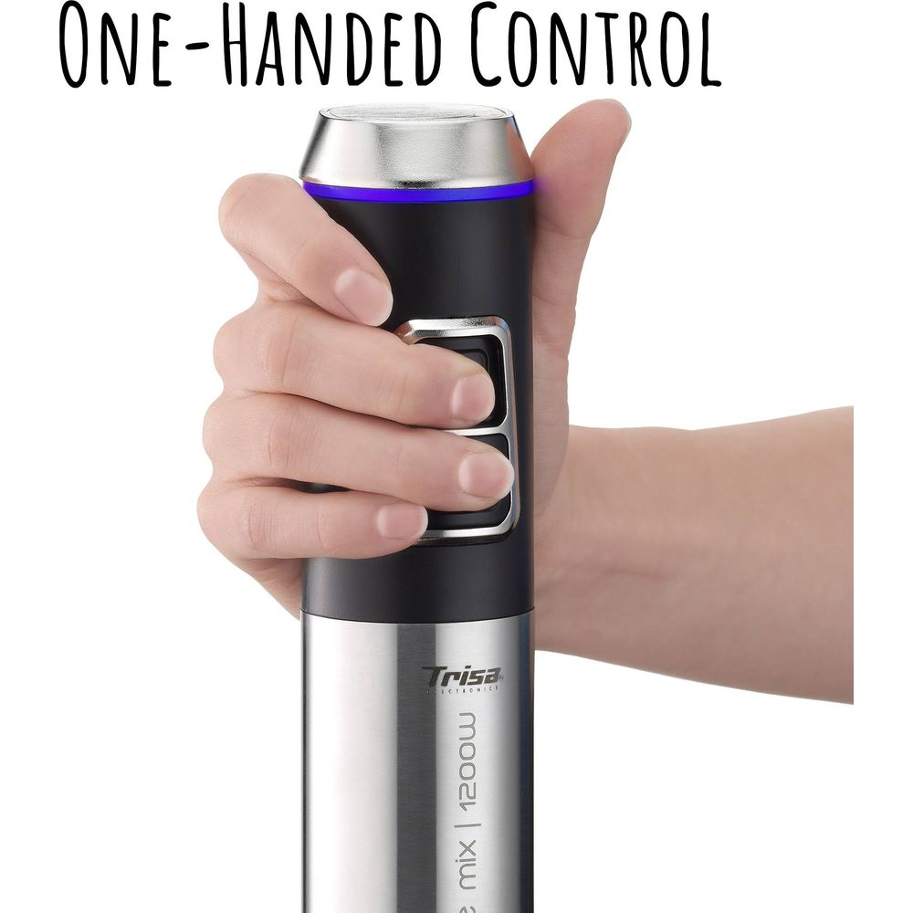 Hand hält schwarzen Stabmixer mit silbernem Griff und blauen Lichtern.