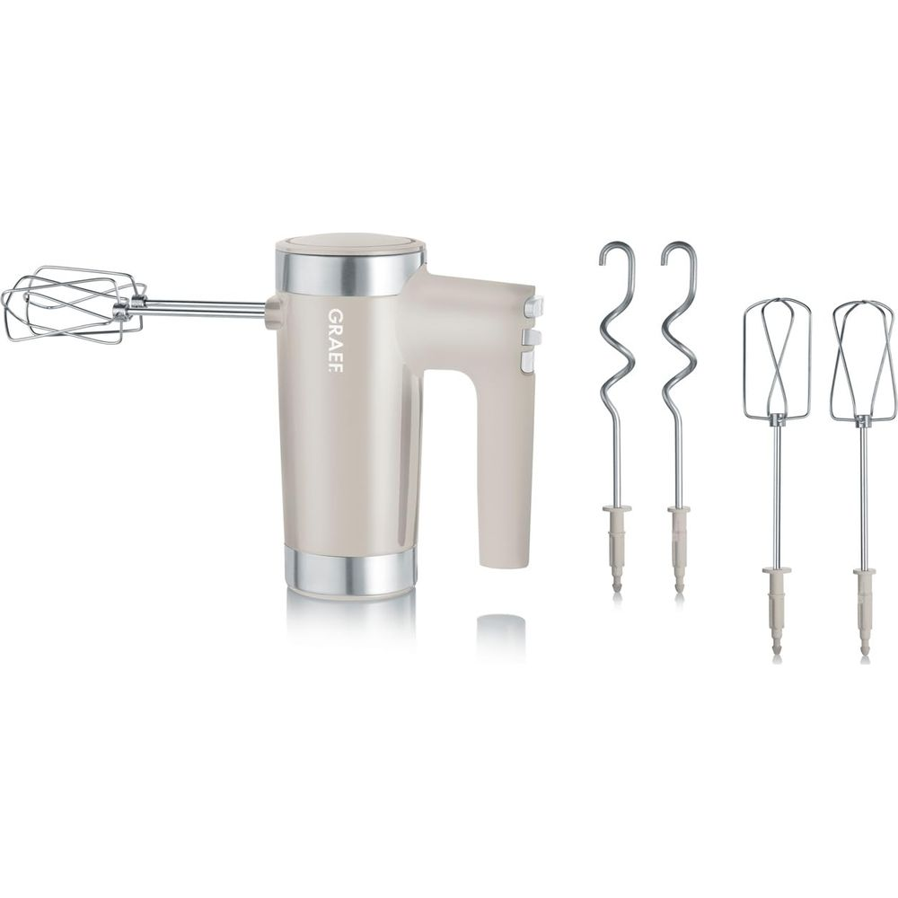 Een beige handmixer met zilveren accenten en accessoires.