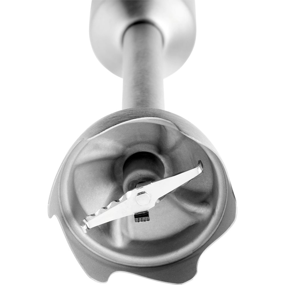 Zbliżenie na metalowe ostrze i trzpień srebrnego blendera ręcznego.