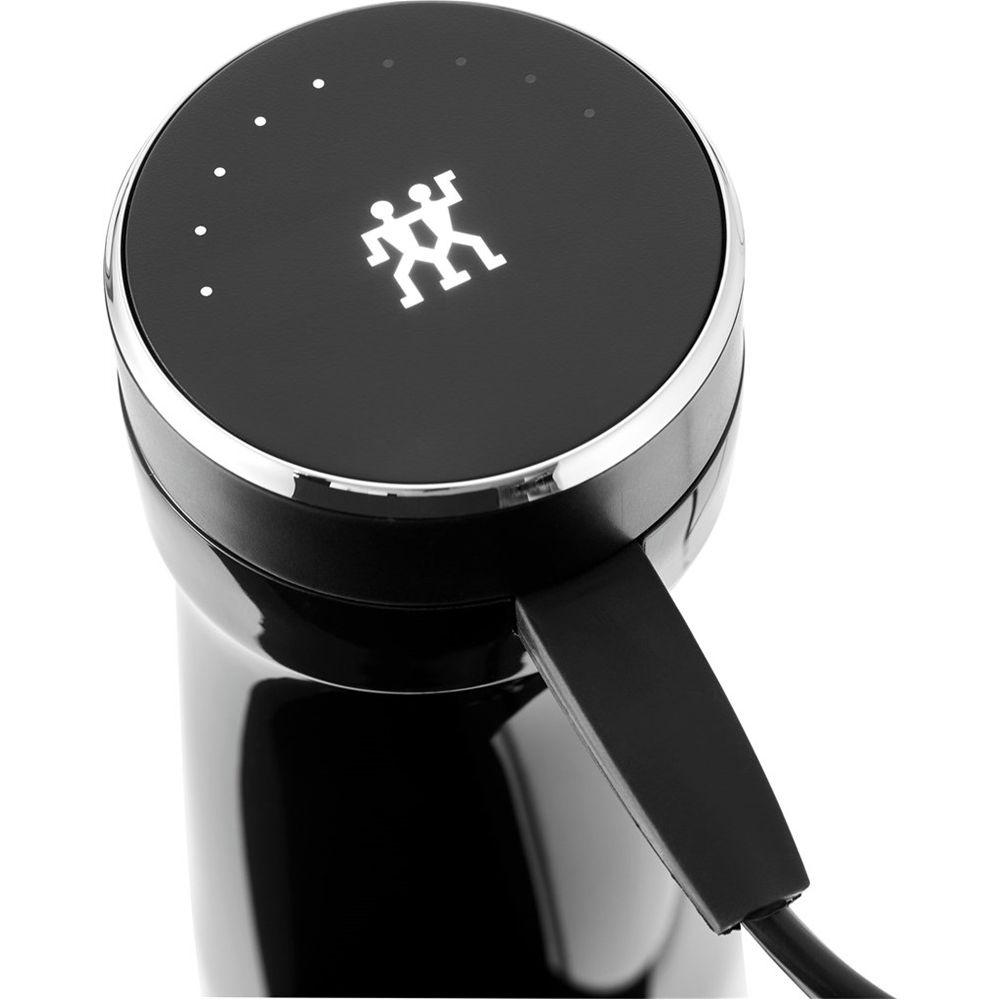 Czarny sprzęt kuchenny z podłączonym kablem.