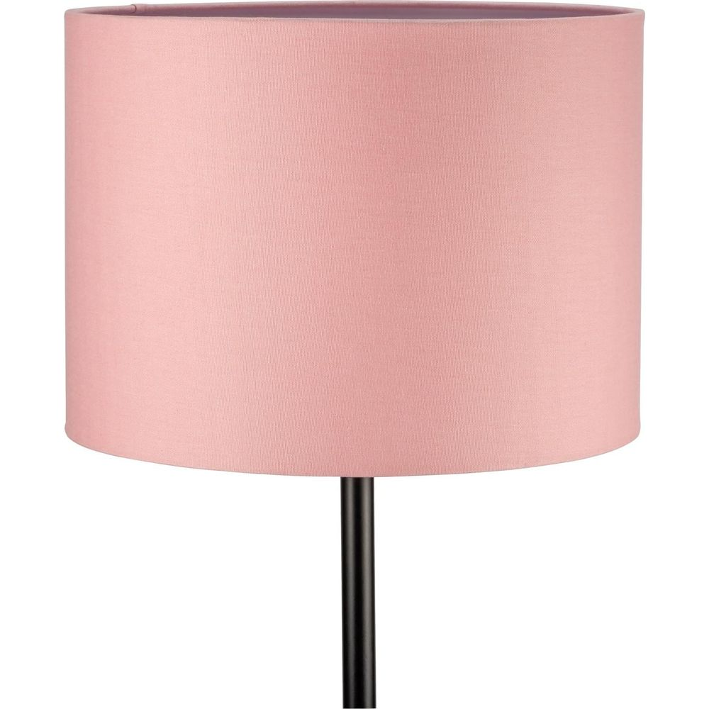 Różowy klosz lampy z czarnym stojakiem na białym tle.