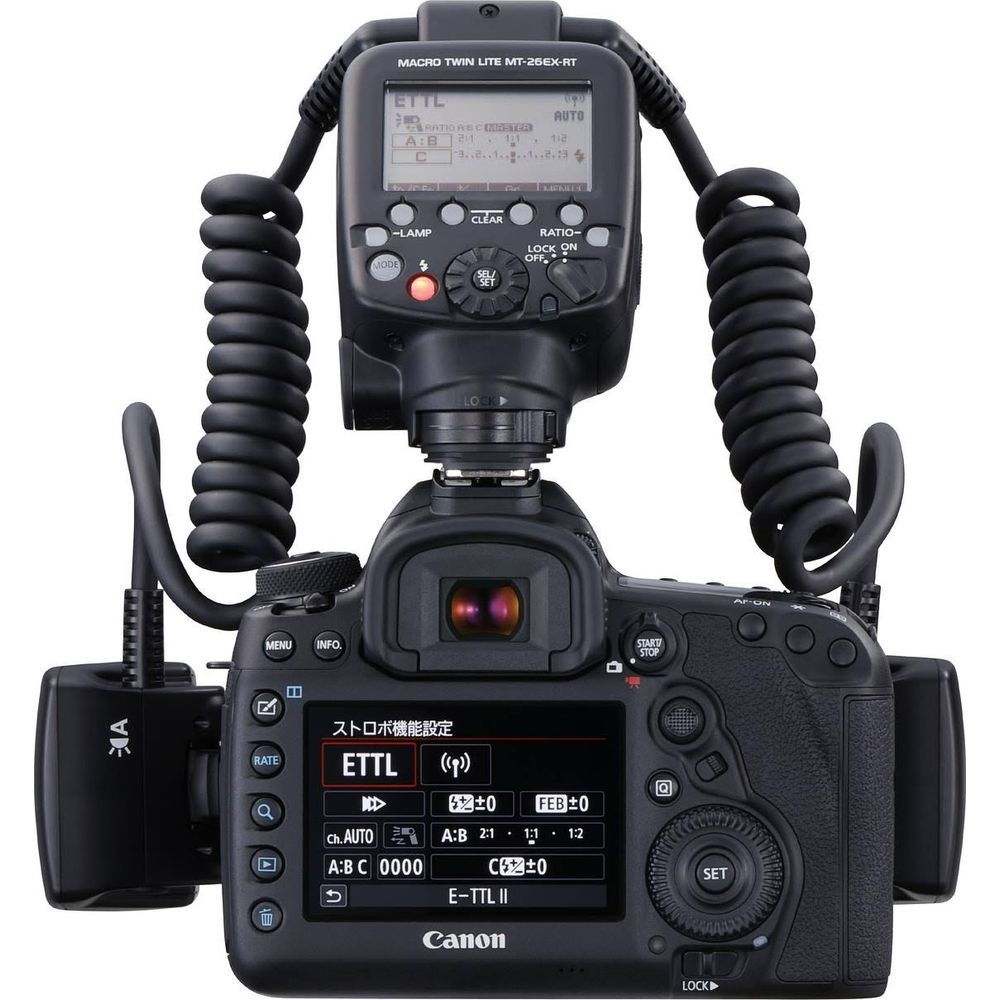 Un appareil photo reflex numérique Canon EOS avec flash macro double et deux bras flexibles.