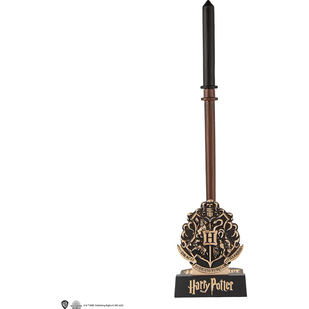 Zauberstab mit Hogwarts-Wappen und Harry Potter Schriftzug.