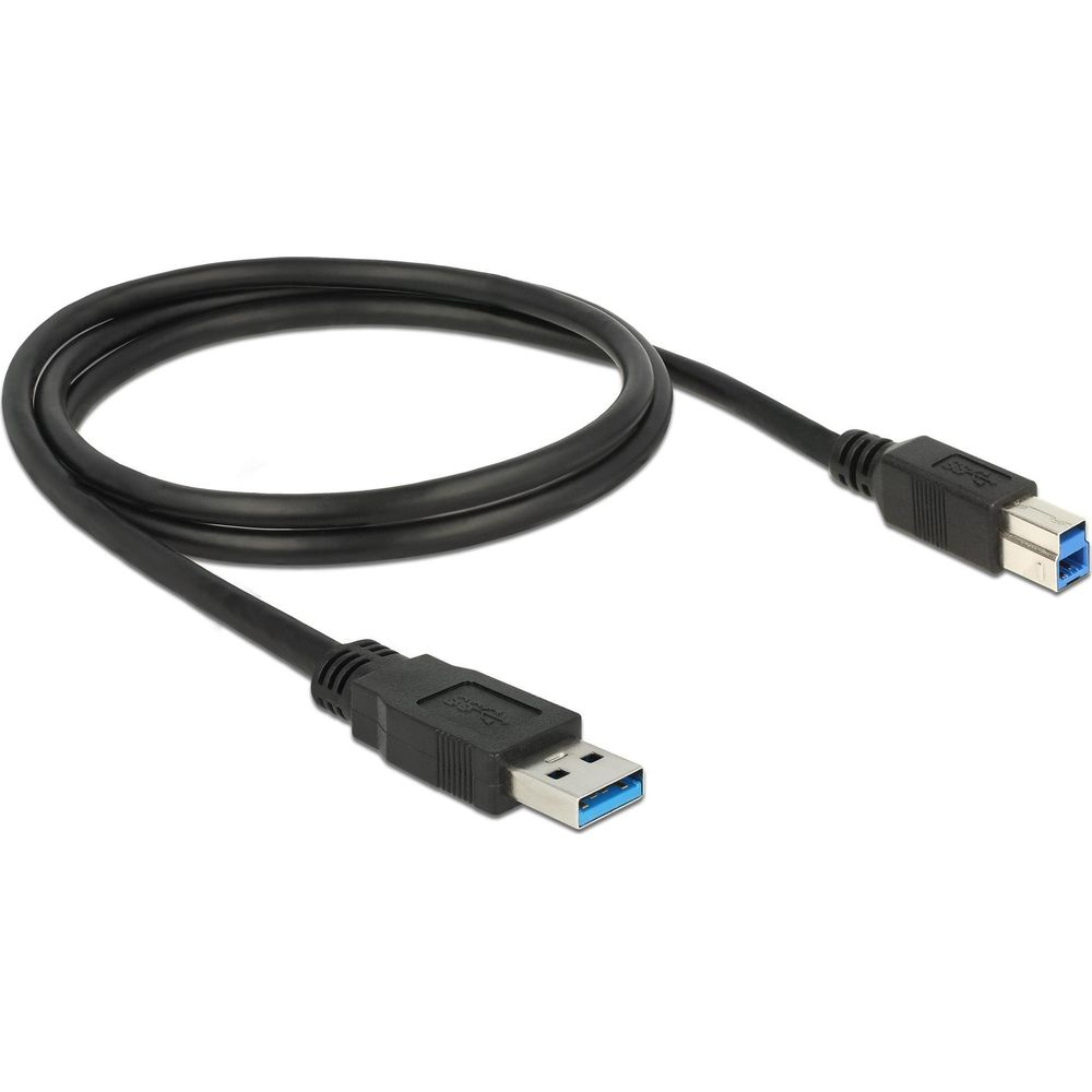 Een zwarte USB-kabel met twee connectoren op witte achtergrond.