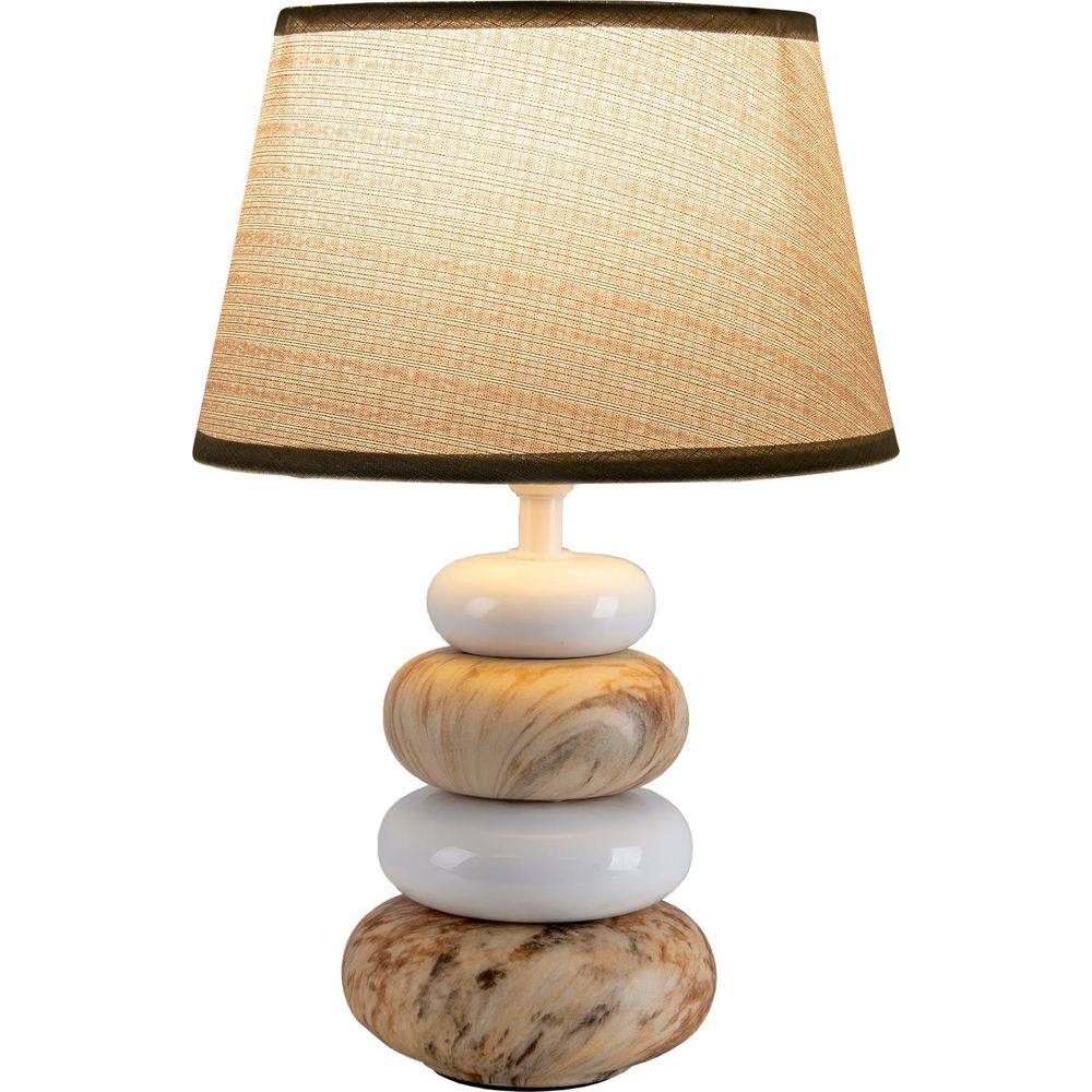 Eine Lampe mit einem gesprenkelten Sockel und weißem Keramik, beleuchtet.