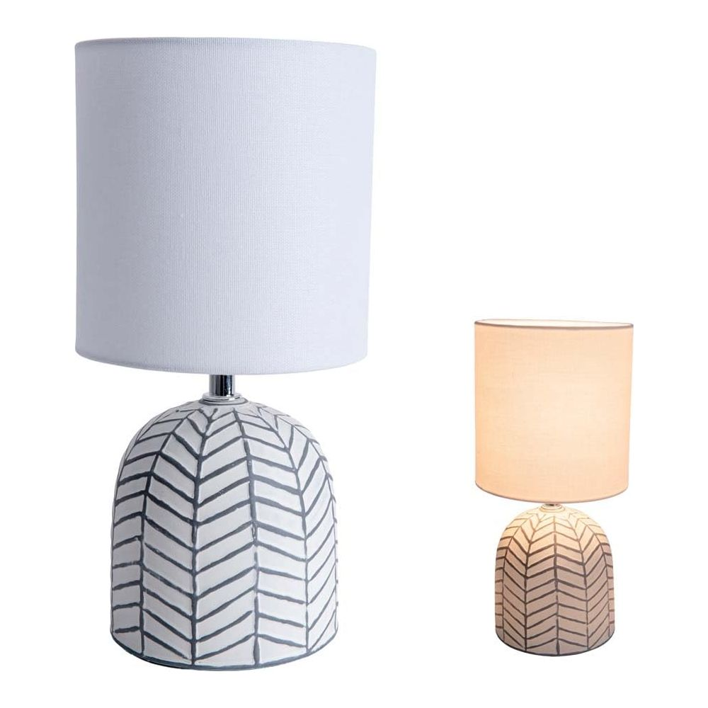 Zwei Lampen mit weißen Schirmen und grauen Zickzackmustern auf den Sockeln.