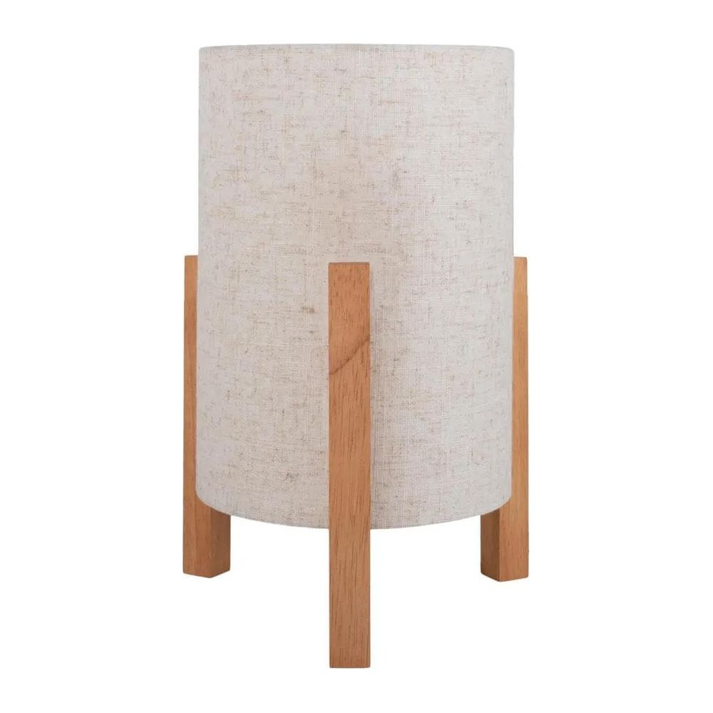 Lampada cilindrica con paralume in tessuto chiaro e gambe in legno.