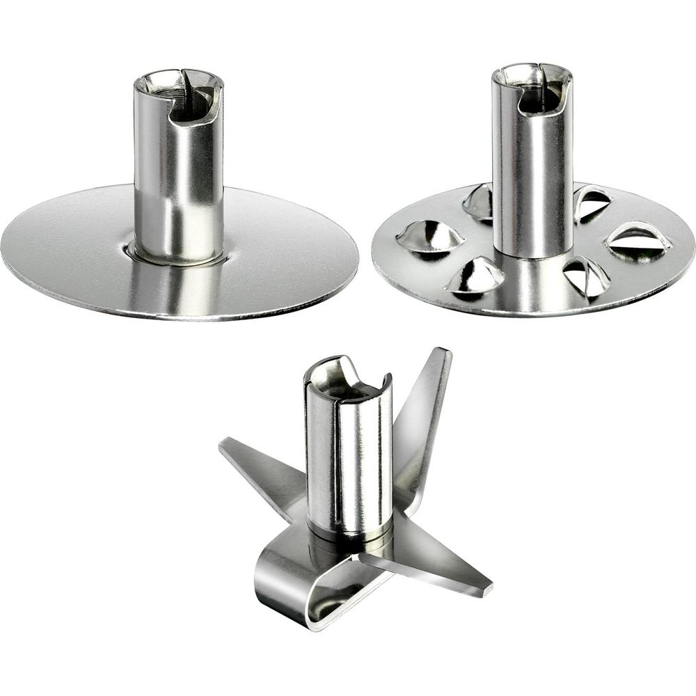 Drie zilverkleurige metalen blender mes hulpstukken op witte achtergrond.