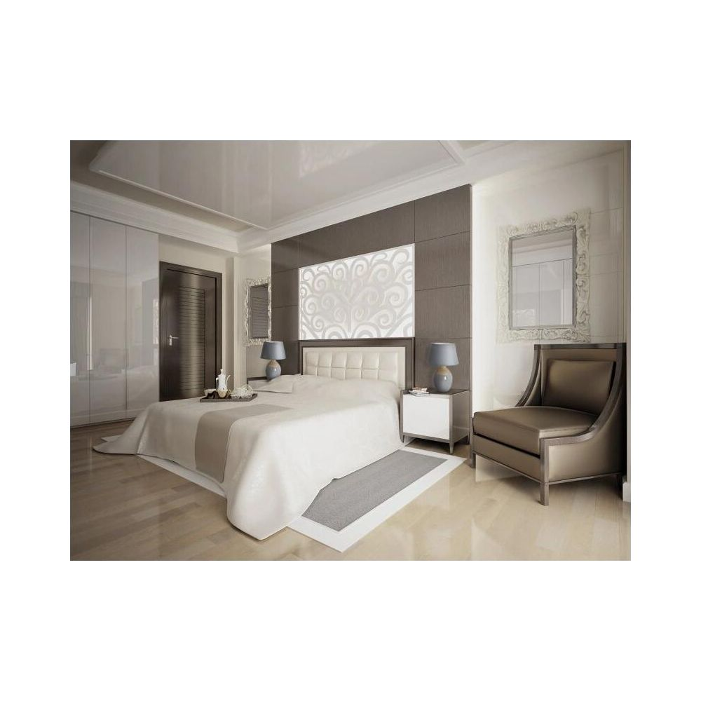 Ein luxuriöses Schlafzimmer mit einem großen Bett, zwei Nachttischen und einem Sessel.