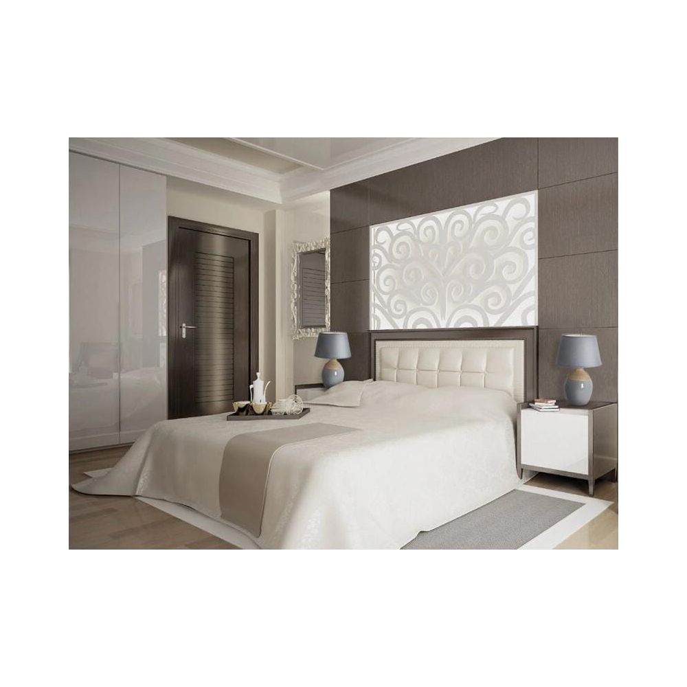 Ein Schlafzimmer mit einem weißen Bett, Nachttischen, Lampen und einem Kleiderschrank.