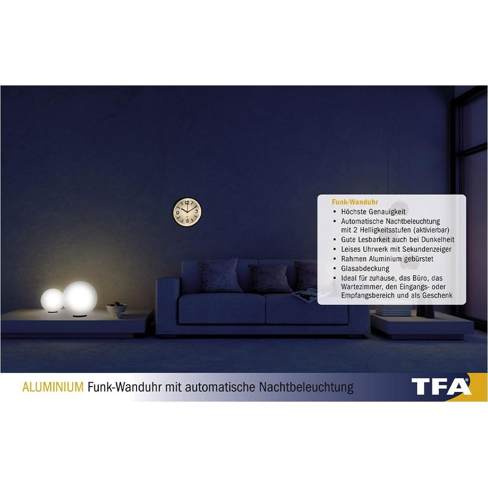 Funk-Wanduhr mit Nachtlicht neben Sofa und Lampen.