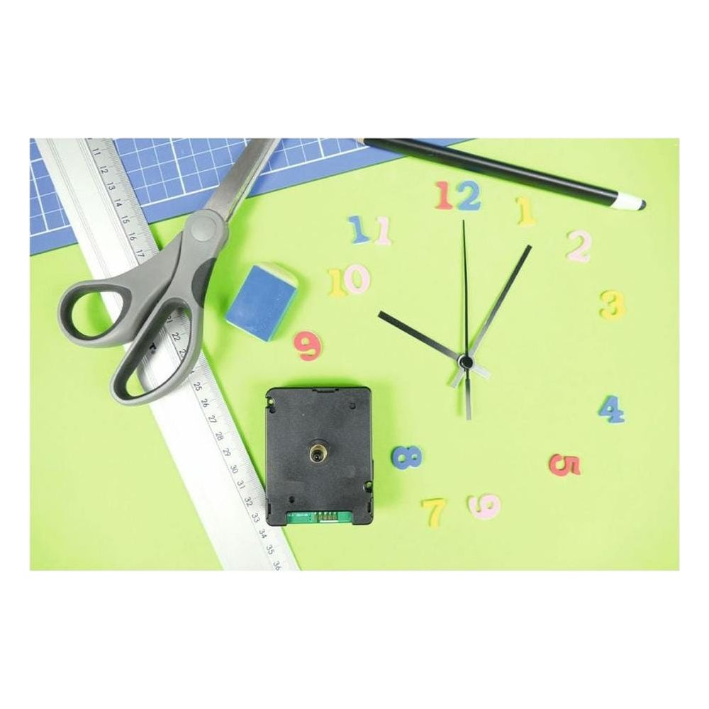 Parti di orologio, forbici, righello, gomma e matita su superficie verde chiaro.