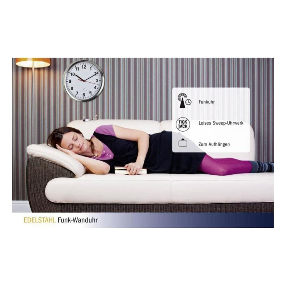 Frau schläft auf Sofa, Uhr und Infobox im Hintergrund.
