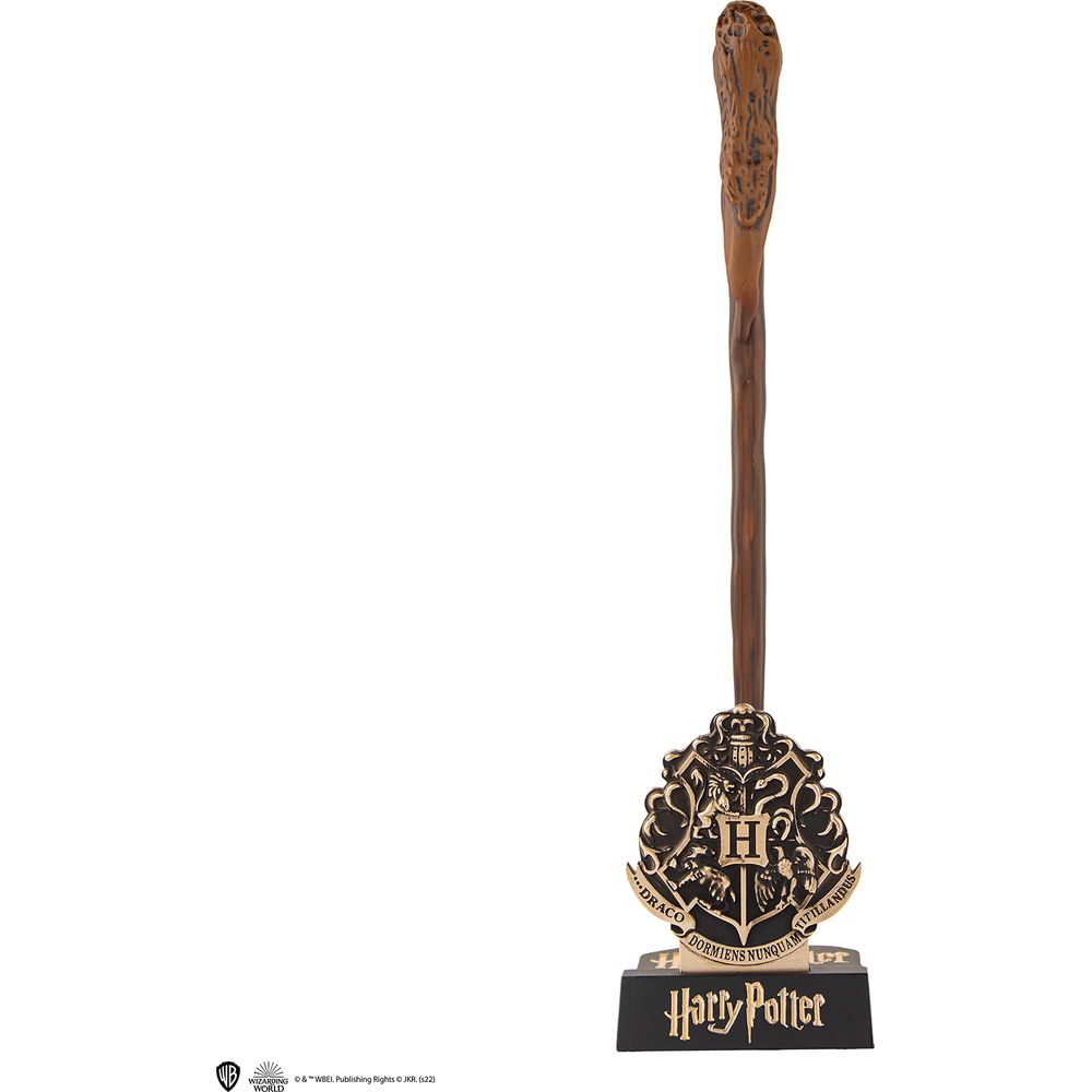 Ein Harry Potter Zauberstab steht auf einem schwarzen Sockel mit dem Hogwarts-Wappen.