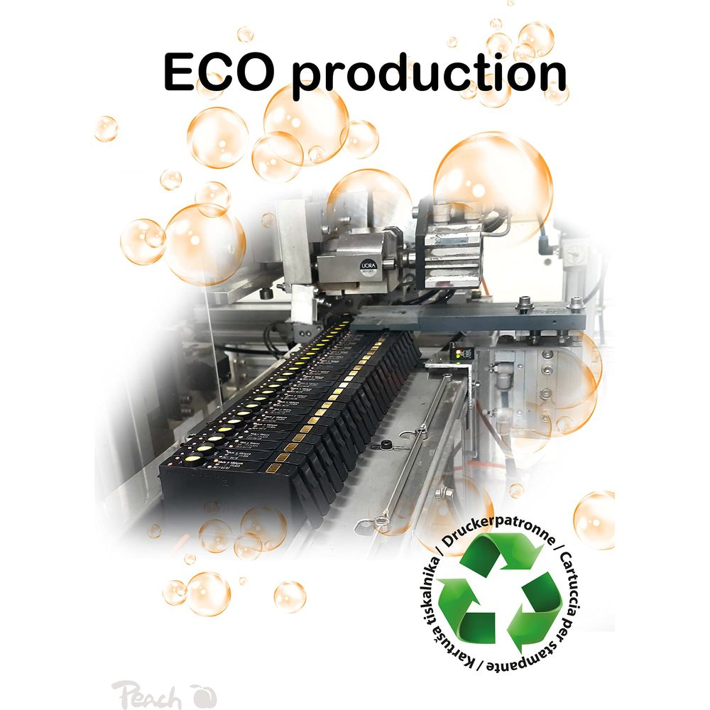 Nowoczesna linia produkcyjna z kartridżami do drukarek i symbolem recyklingu.