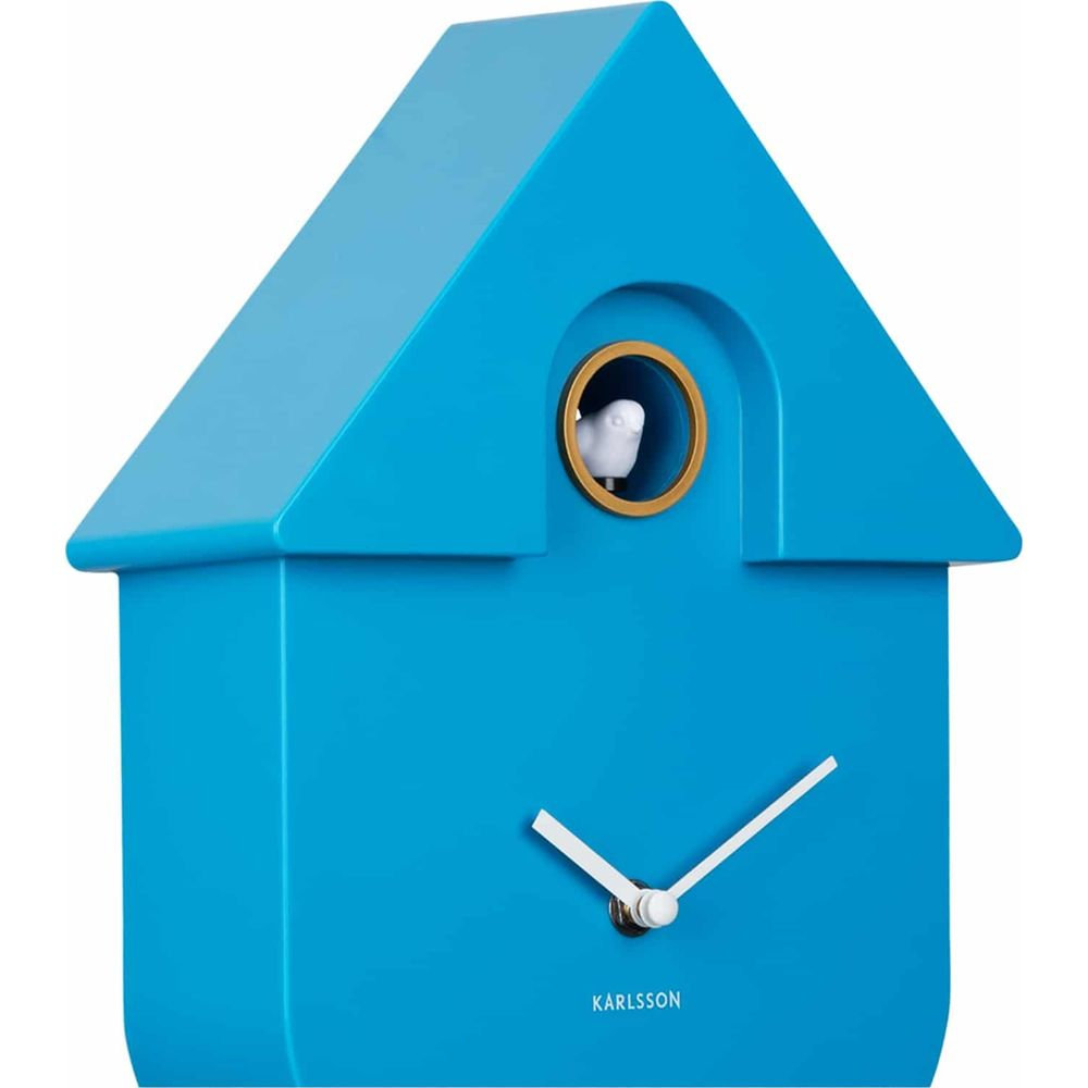 Un cucù blu a forma di casa con un piccolo uccello bianco all'interno.