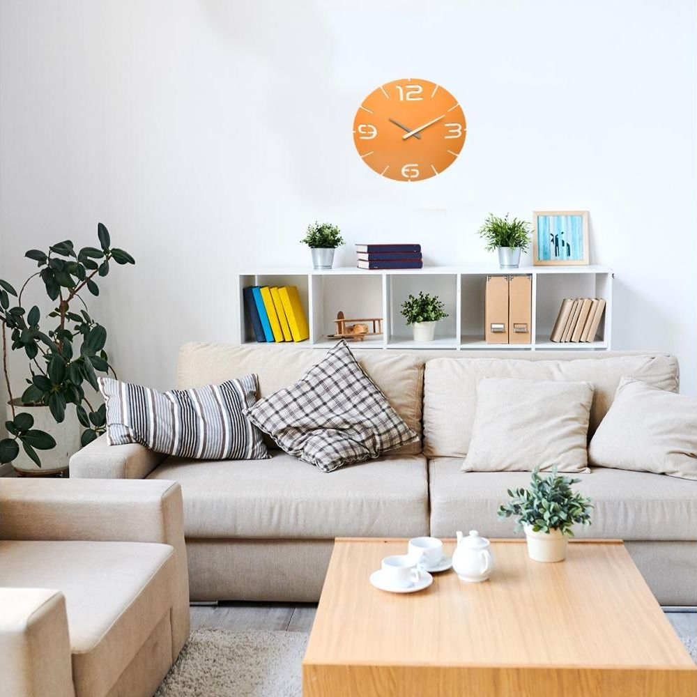 Ein Wohnzimmer mit Sofa, Couchtisch, Regal und orangefarbener Wanduhr.