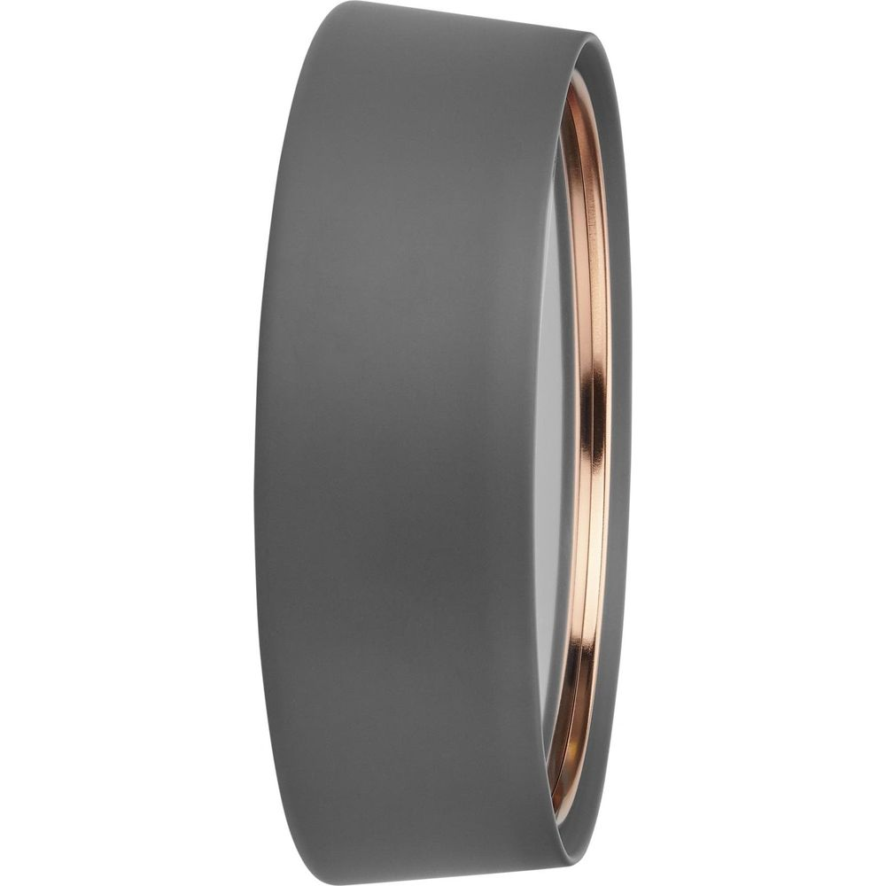 Grauer Ring mit kupferfarbenen Akzenten, Nahaufnahme.