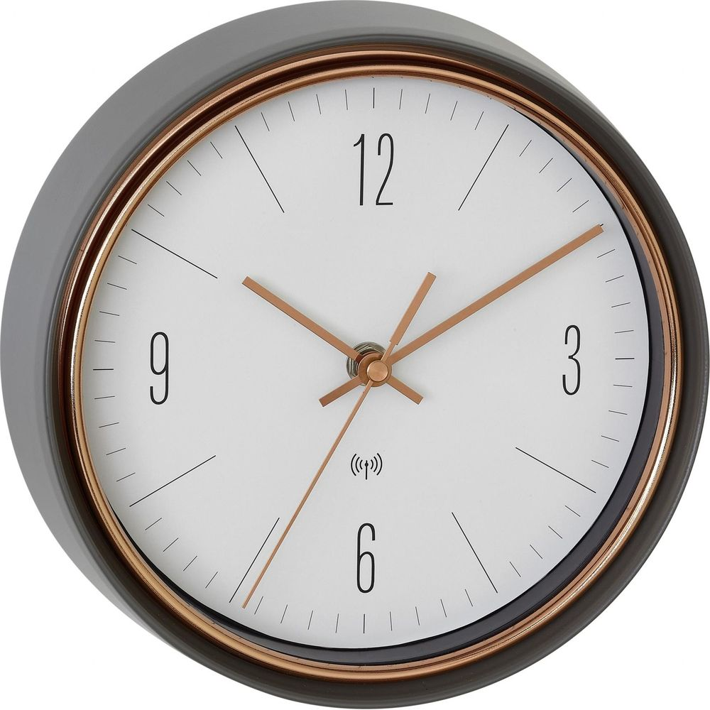 Graue Wanduhr mit kupferfarbenem Rahmen und weißen Zifferblatt.