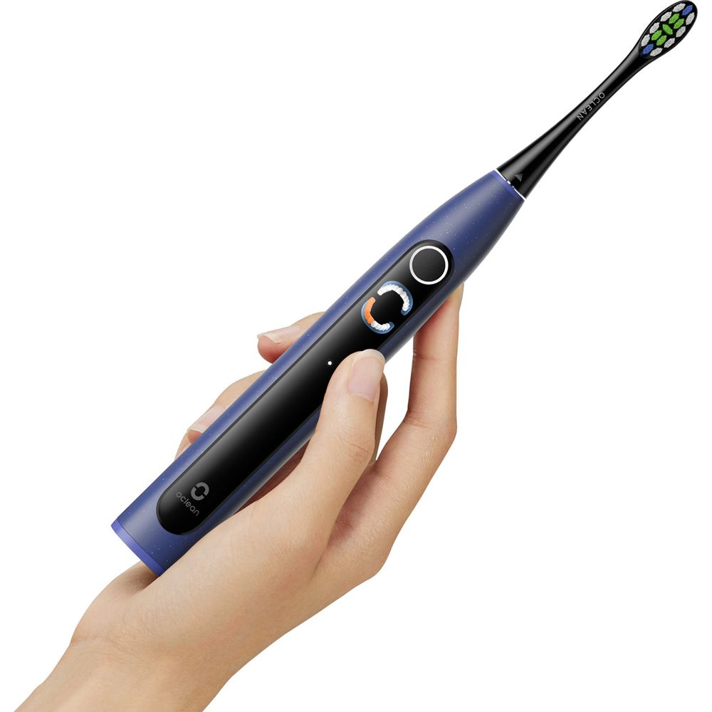 Eine Hand hält eine blaue elektrische Zahnbürste mit schwarzen Akzenten und einem Bürstenkopf.