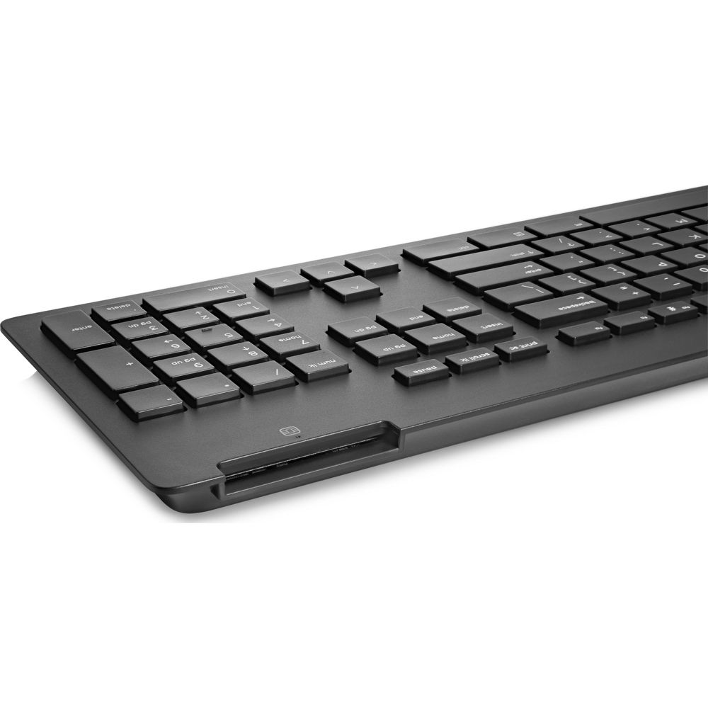Un teclado negro se muestra desde un ángulo bajo, centrándose en el teclado numérico y las teclas de flecha.