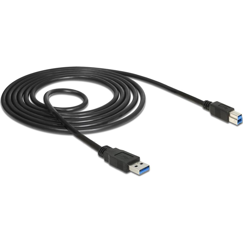Zwarte USB 3.0 kabel met twee connectoren, opgerold op witte achtergrond.