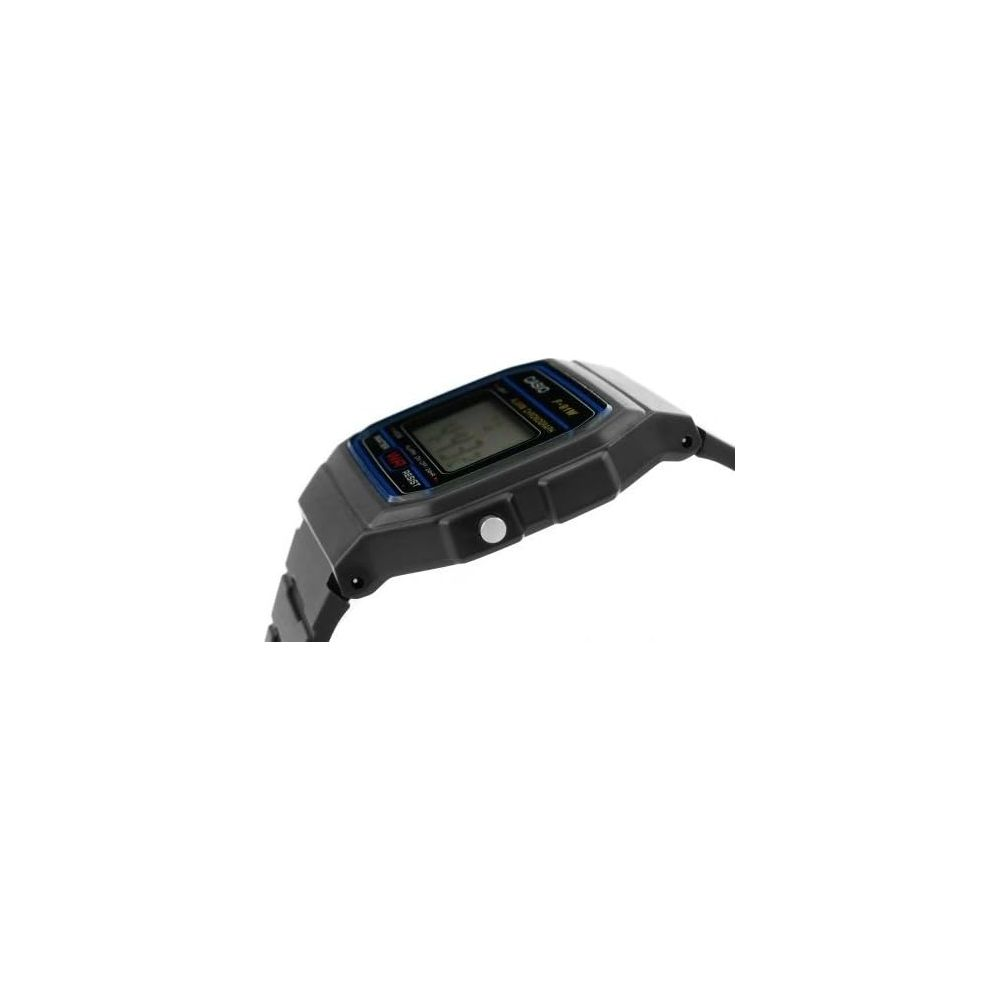 Un reloj digital Casio negro con correa plateada sobre fondo blanco.