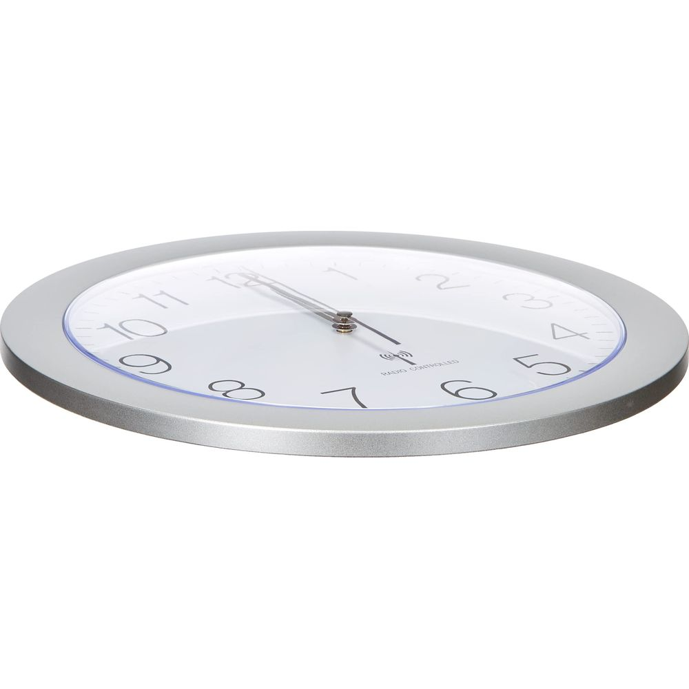 Une horloge murale argentée avec un cadran blanc et des chiffres noirs.