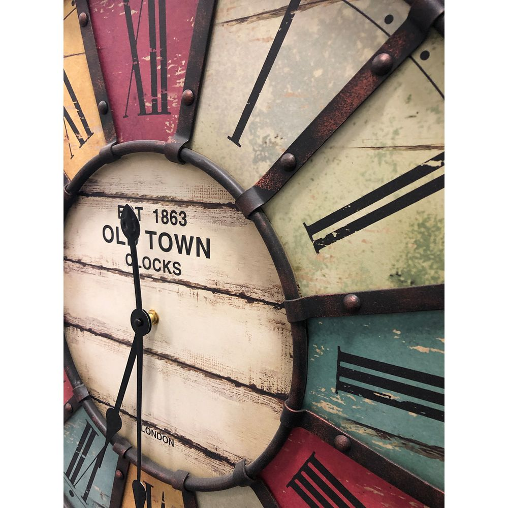 Antyczny zegar z rzymskimi cyframi i kolorowymi sekcjami.