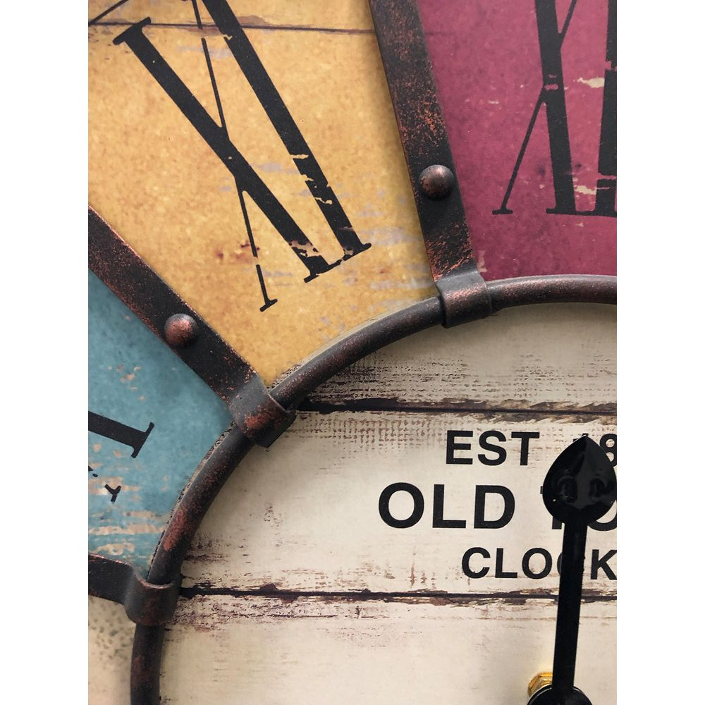 Zbliżenie zabytkowego zegara z kolorowymi sekcjami i cyframi rzymskimi.