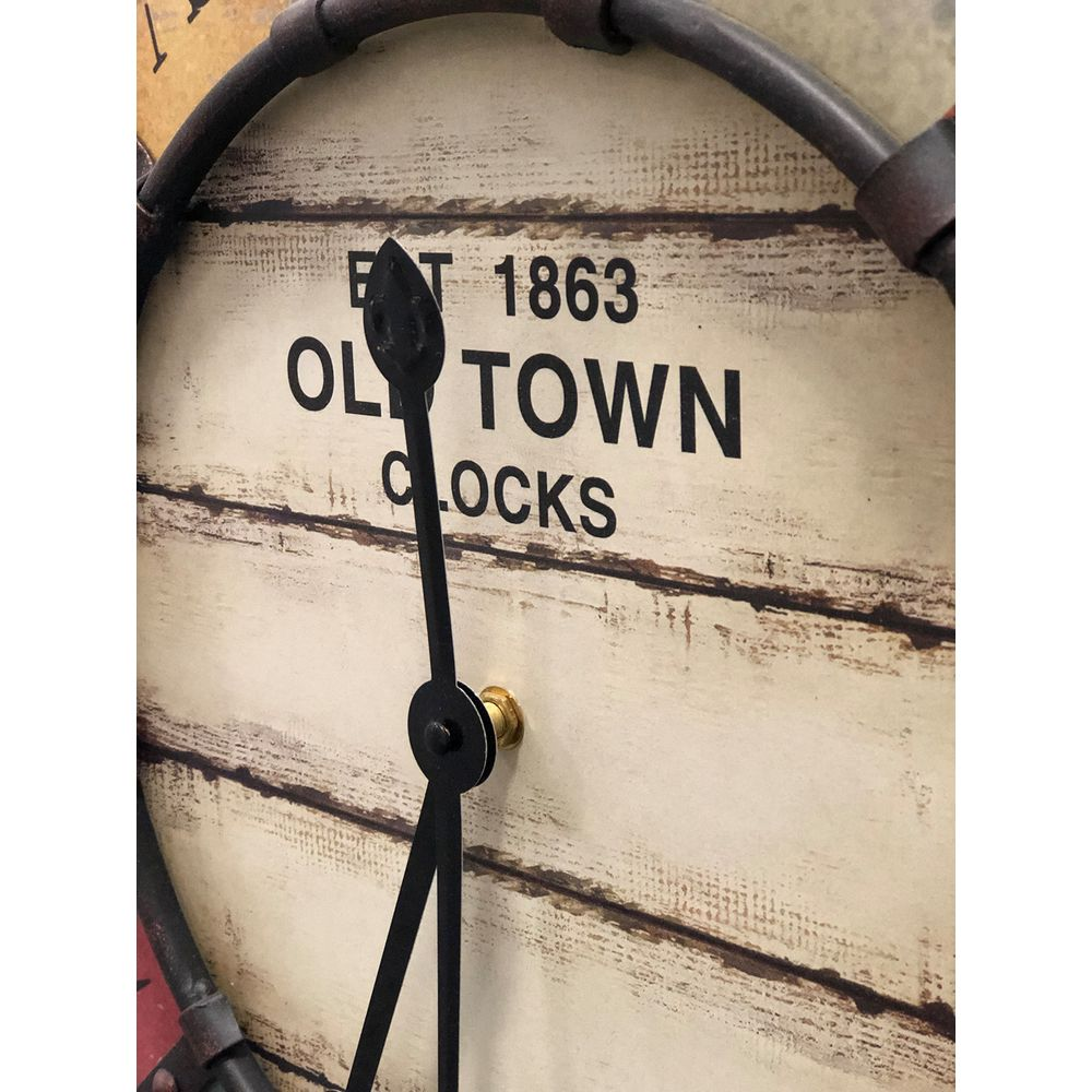 Zbliżenie rustykalnej drewnianej tarczy zegara z czarnymi wskazówkami i napisem 'OLD TOWN CLOCKS'.