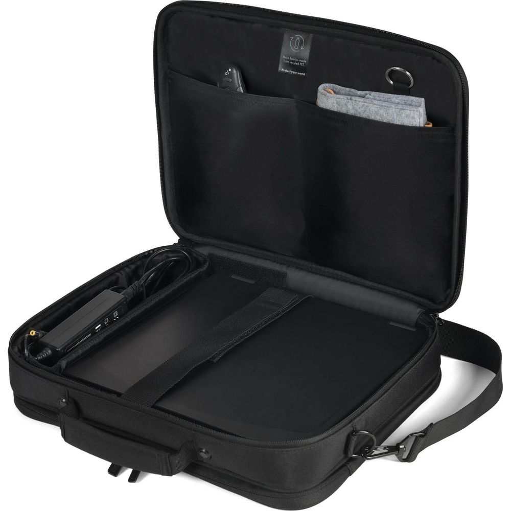 Borsa nera aperta per laptop con laptop, alimentatore, chiavi e panno grigio.