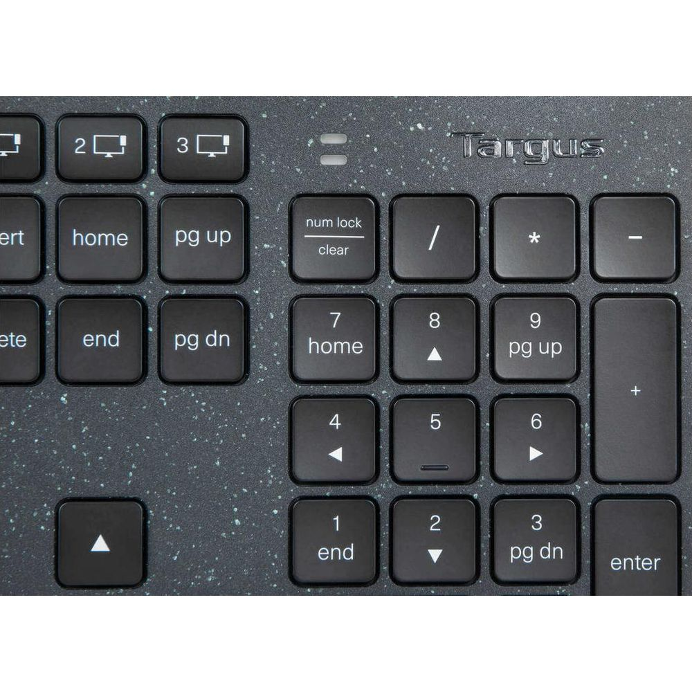 Primer plano de un teclado Targus negro con motas grises. Muestra el teclado numérico y las teclas de navegación.