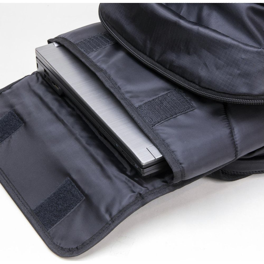 Un laptop all'interno di uno scomparto di zaino nero con chiusura in velcro.