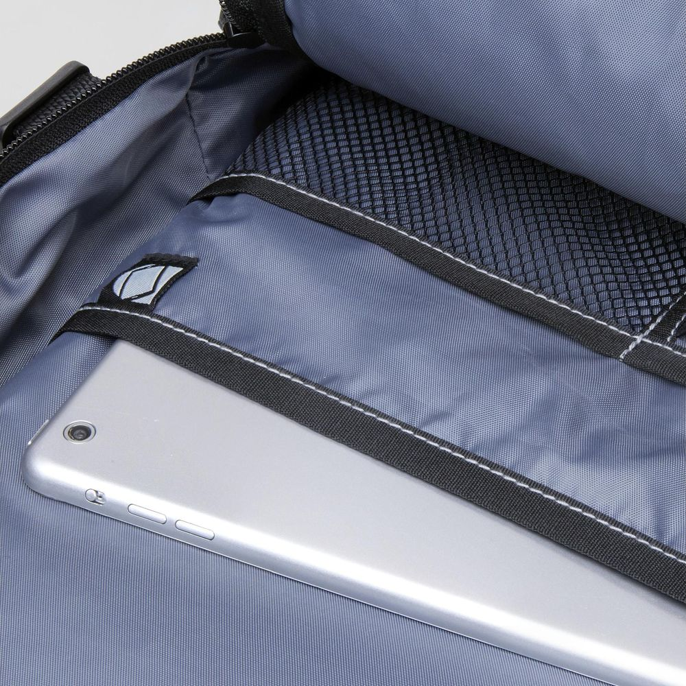 Tablet argentato in una borsa grigia con inserto scomparto in rete.